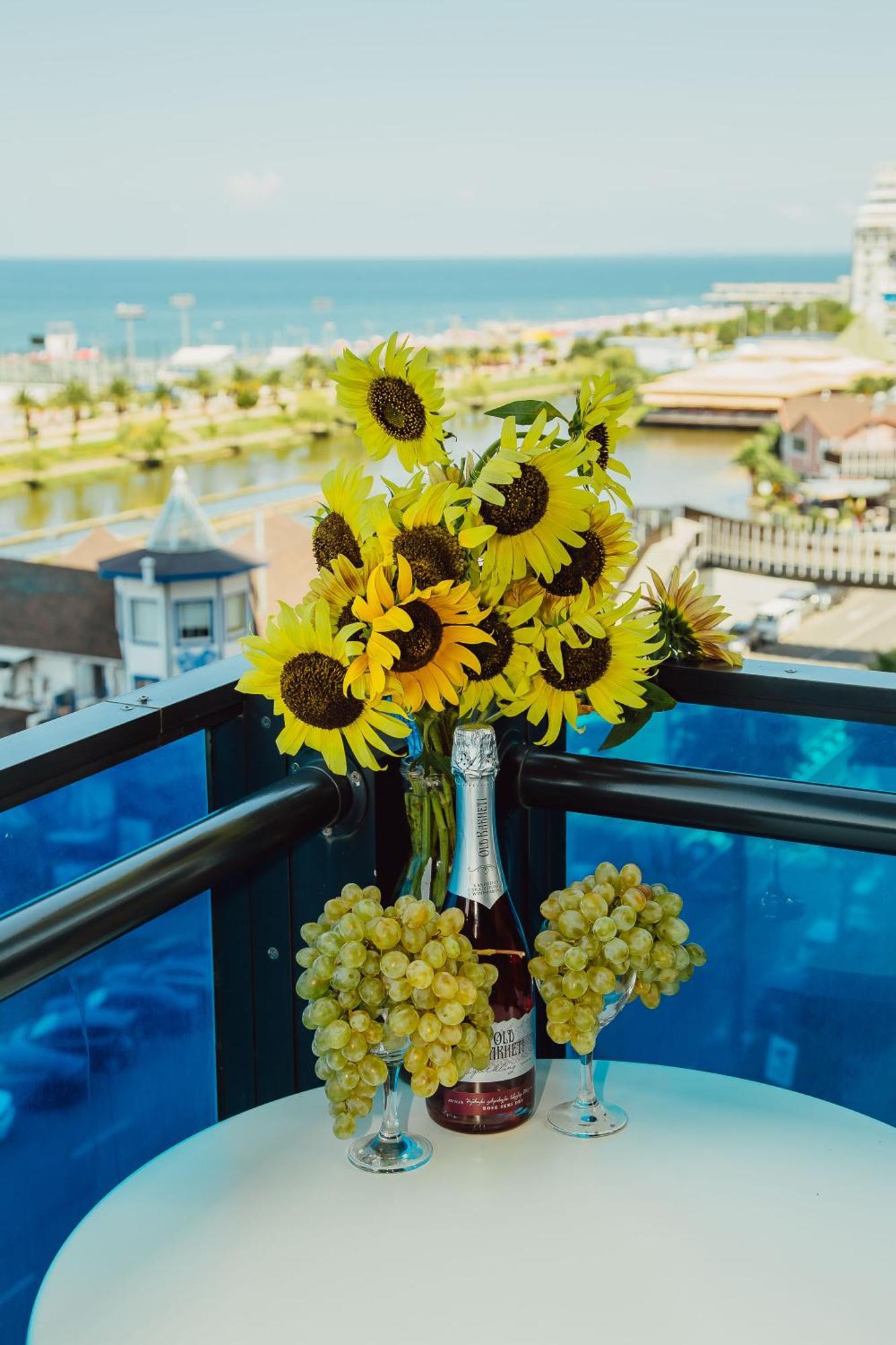 Sea ​​View In Orbi City Batumi Eksteriør bilde